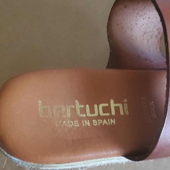Bertuchi Women's Tan Leather Sandals - Picture 7 of 7